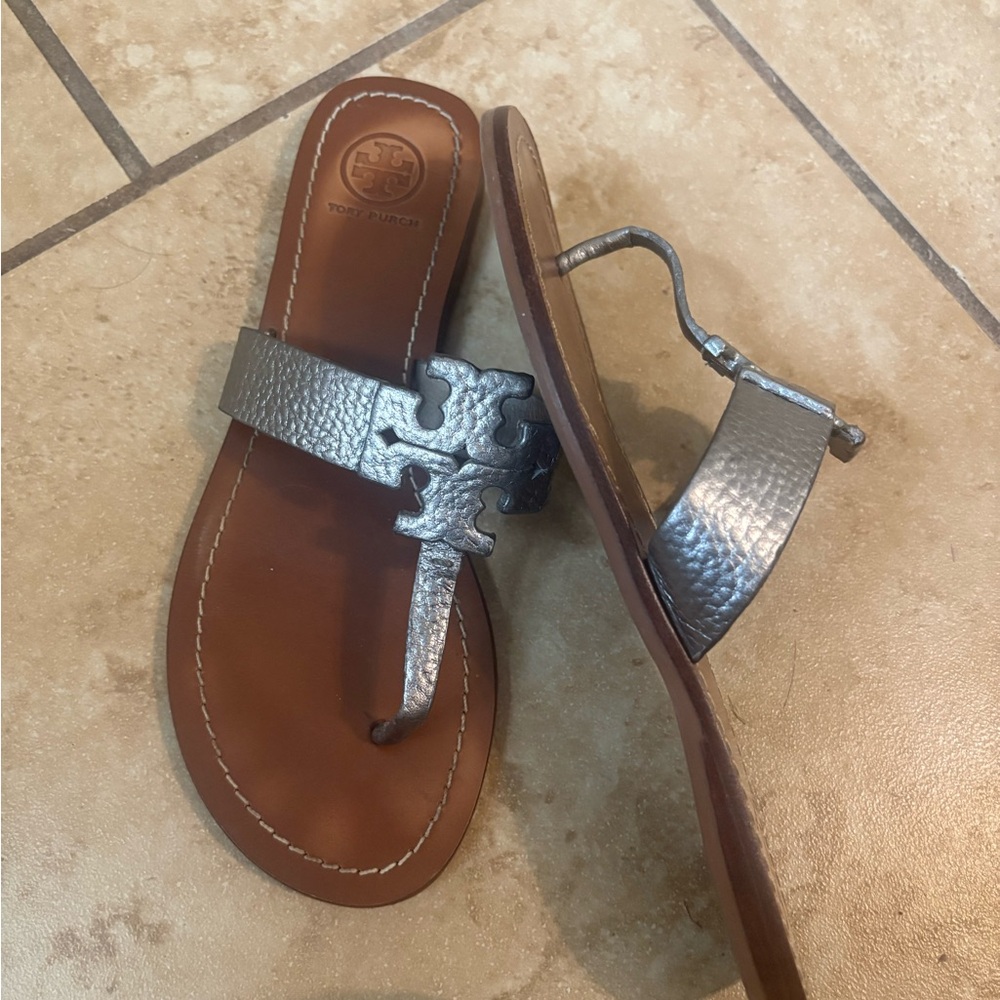 Beautiful size 8 Tory Burch thong sandals in Pewter color